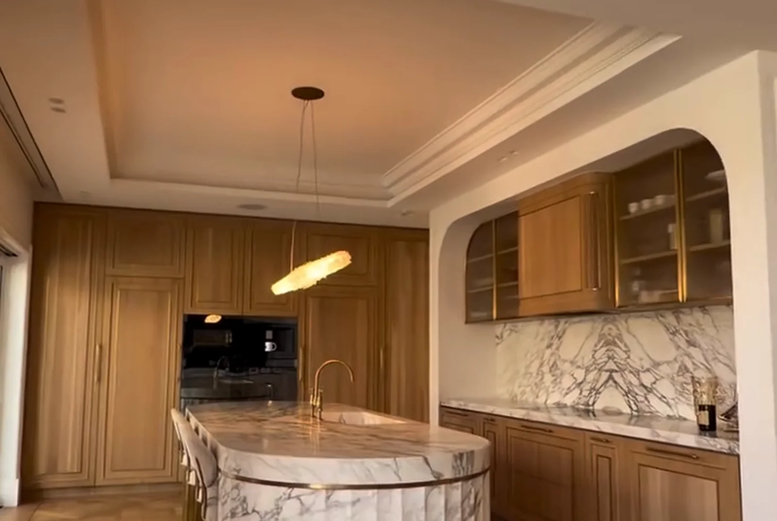Kitchen with an Arabescato Vagli marble island